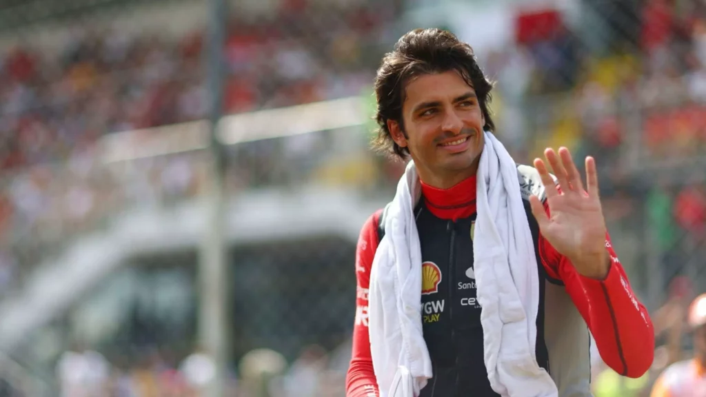 Carlos Sainz saluta i tifosi prima del Gran Premio