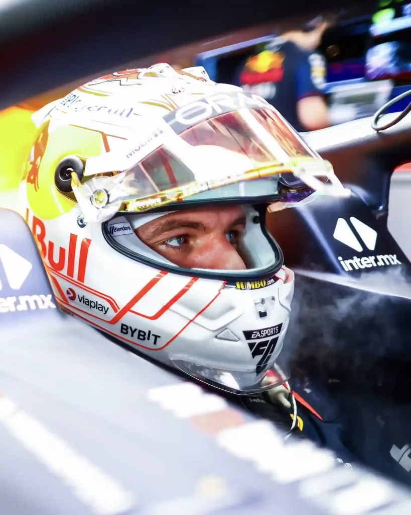 Max Verstappen in macchina pronto a prendere parte alle FP1 a Suzuka