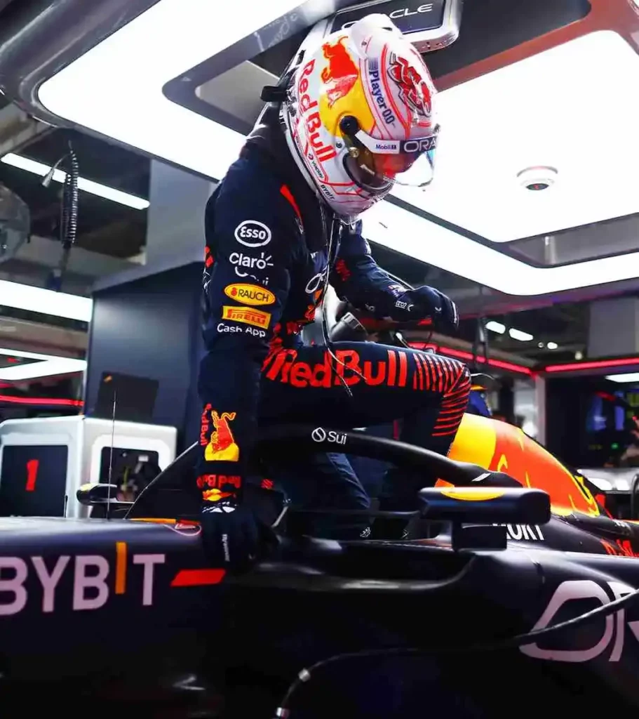 Max Verstappen scende dalla RB19 dopo le prove libere a Suzuka