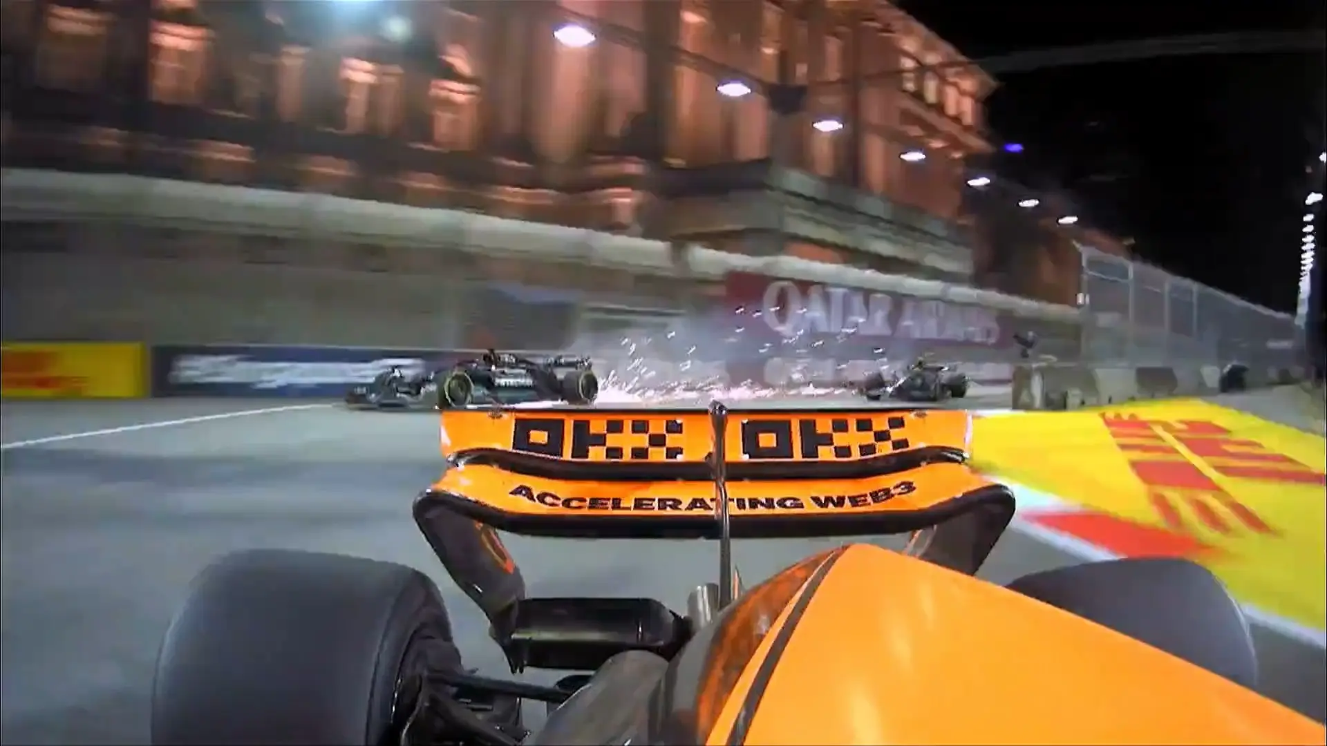 Dall'onboard di Norris la macchina di Russell che esce di pista a Singapore