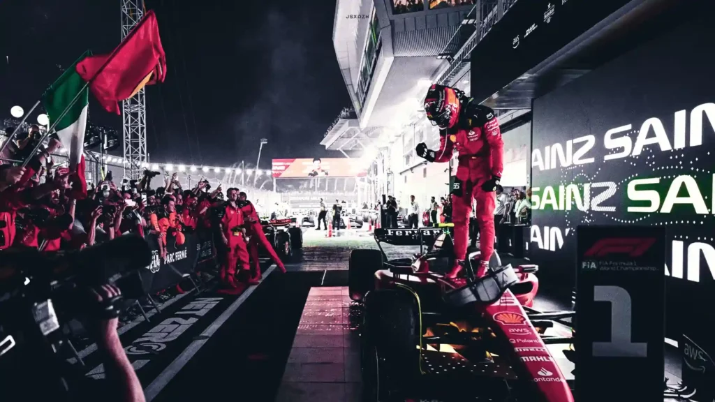 Carlos Sainz festeggia il primo posto a Singapore