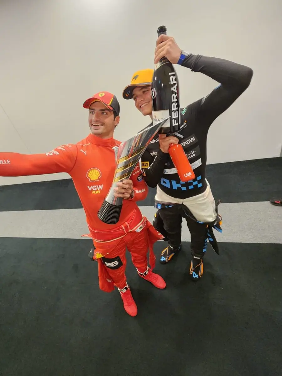 Lando Norris festeggia il podio con Sainz