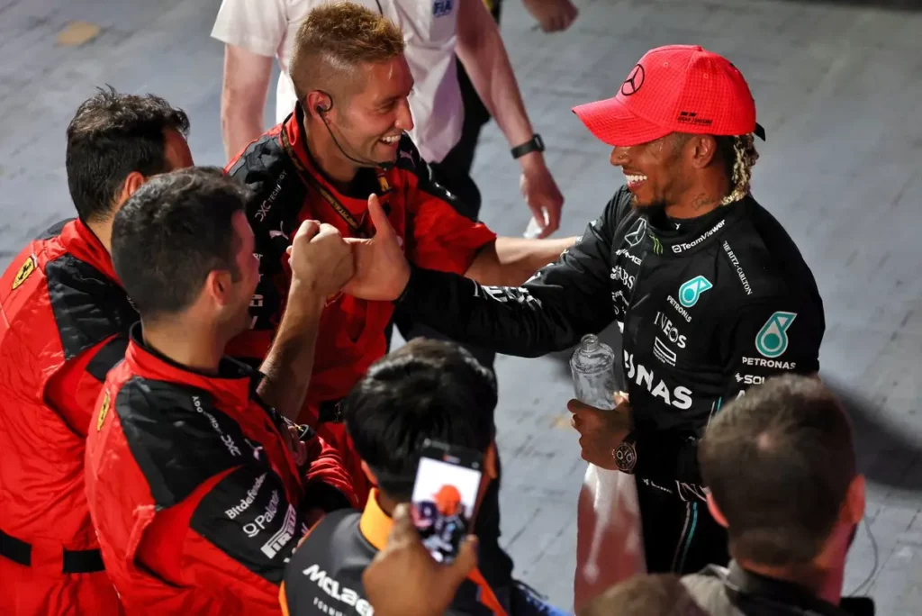 Lewis Hamilton si complimenta con i meccanici Ferrari a Singapore
