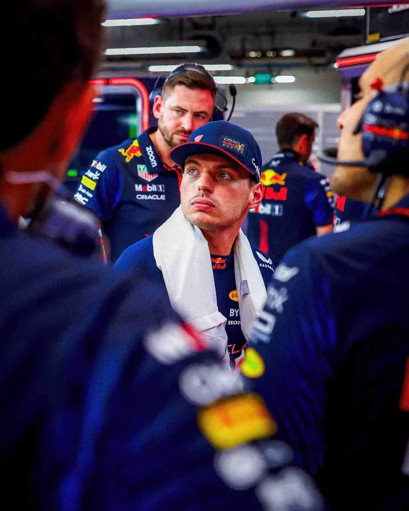 Max Verstappen nel box Red Bull a Singapore