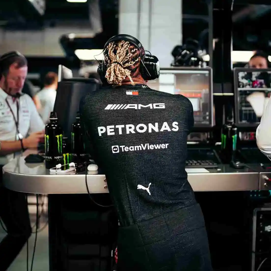 Lewis Hamilton nel box Mercedes controlla i dati