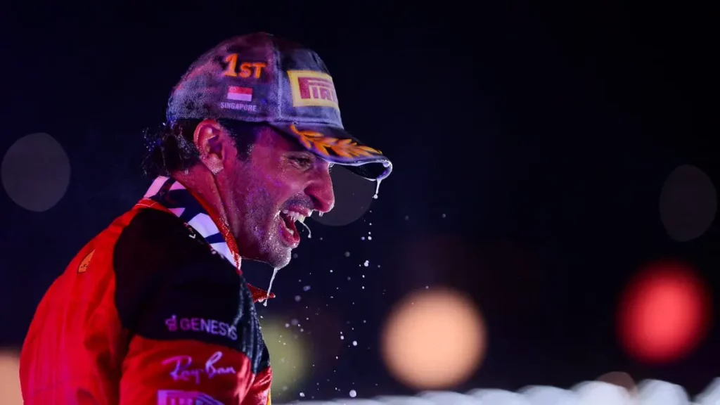 Sainz, come i fantamanager che lo hanno scelto al Fanta F1 festeggia sul podio la vittoria a Singapore