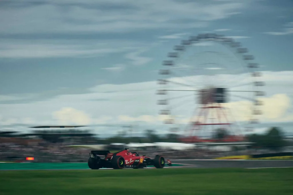 La SF-23 di Charles Leclerc all'ultimo dettore del circuito di Suzuka