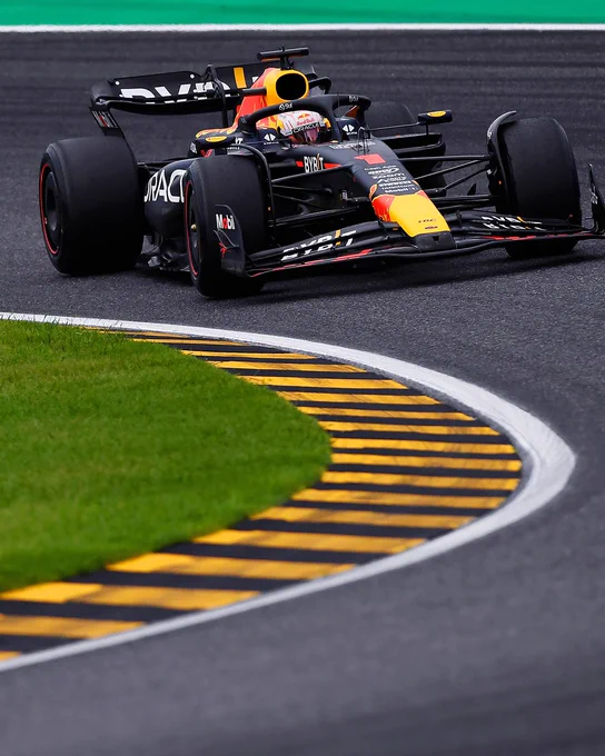 Max Verstappen in pista durante le qualifiche del Gp del Giappone