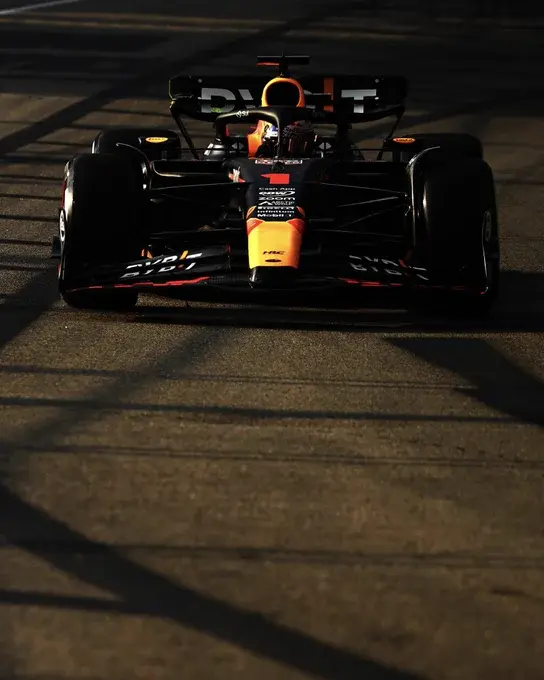 Max Verstappen in pista a Singapore durante la seconda sessione di prove libere