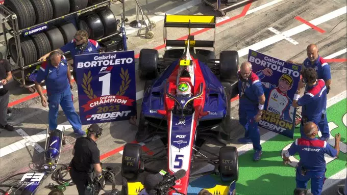 Festa al box Trident per la vittoria del titolo di campione di Formula 3 ottenuto da Bortoleto a Monza dopo le qualifiche
