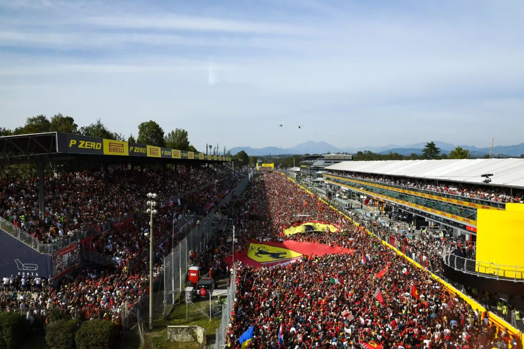 Il rettilineo di Monza pieno di tifosi dopo la fine del gran premio di F1 del 2023