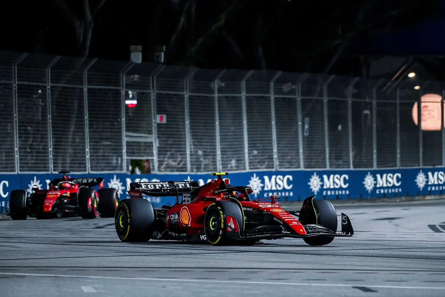 Sainz durante le qualifiche di Singapore sulla sua SF23.