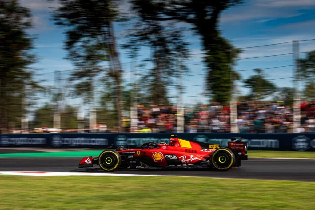F1 | FP3 Monza, Ferrari davanti con Sainz, secondo Verstappen Carlos Sainz e la sua SF-23 durrante le fp3 del gran premio di Monza