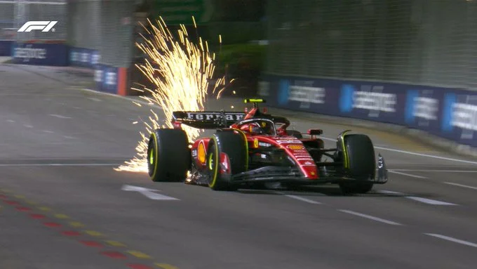 Carlos Sainz sul circuito di Marina Bay alla ricerca del giro veloce durante la seconda sessione di prove libere
