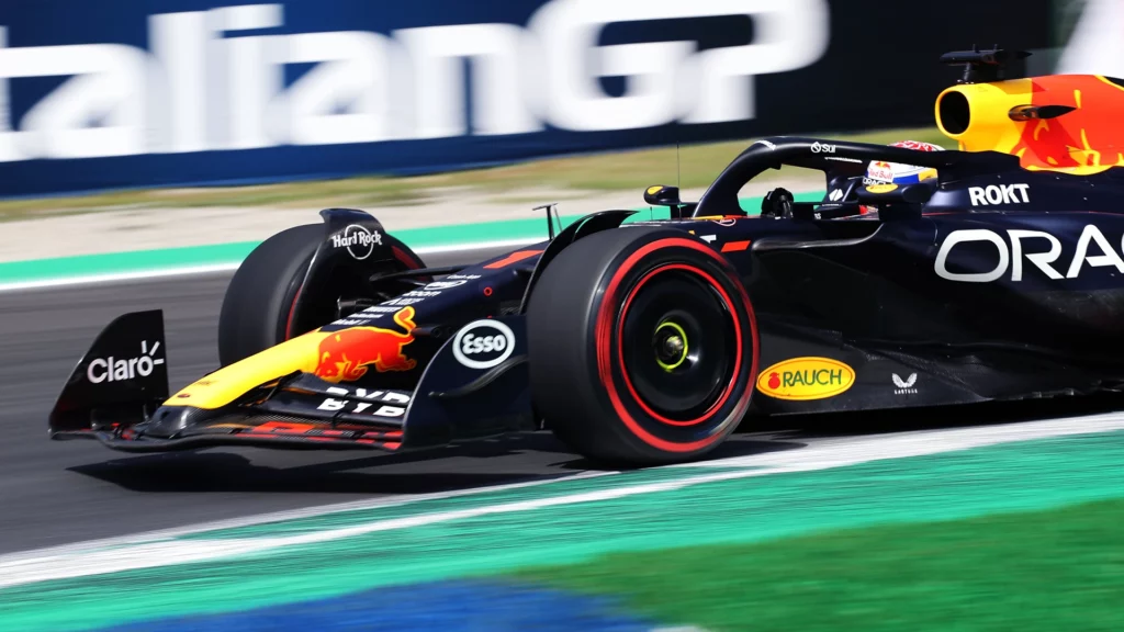 Max Verstappen sulla RB19 durante la terza sessione di prove libere a Monza
