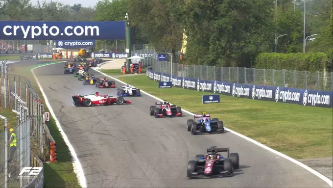Frederik Vesti si gira e finisce a muro dopo un corpo a corpo con Stanek nel giro di apertura della Feature Race di F2 a Monza