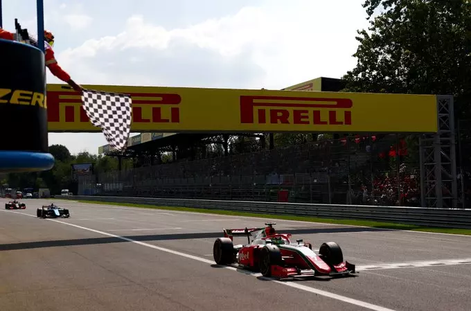 Frederik Vesti taglia il traguardo vincendo la Sprint Race di Formula 2 a Monza