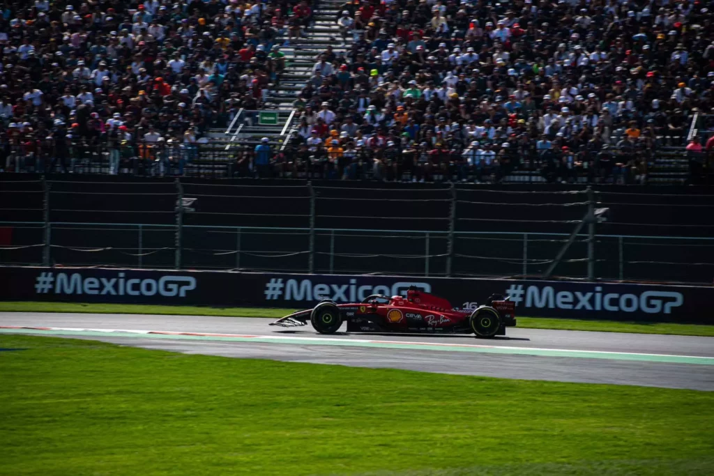 Leclerc in pista durante il GP del Messico