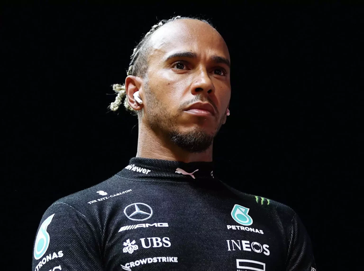 Lewis Hamilton in griglia di partenza prima del GP del Qatar