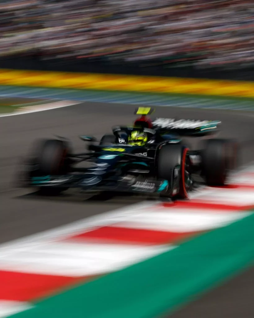 Lewis Hamilton in pista durante le qualifiche del GP del Messico