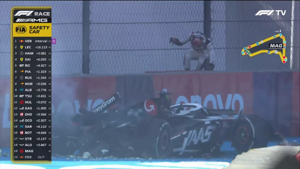 Magnussen esce dolorante dopo l'incidente durante il GP del Messico