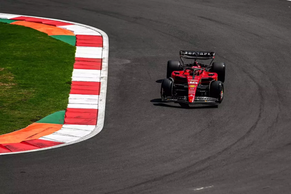 Charles Leclerc in pista durante le FP1 del Messico