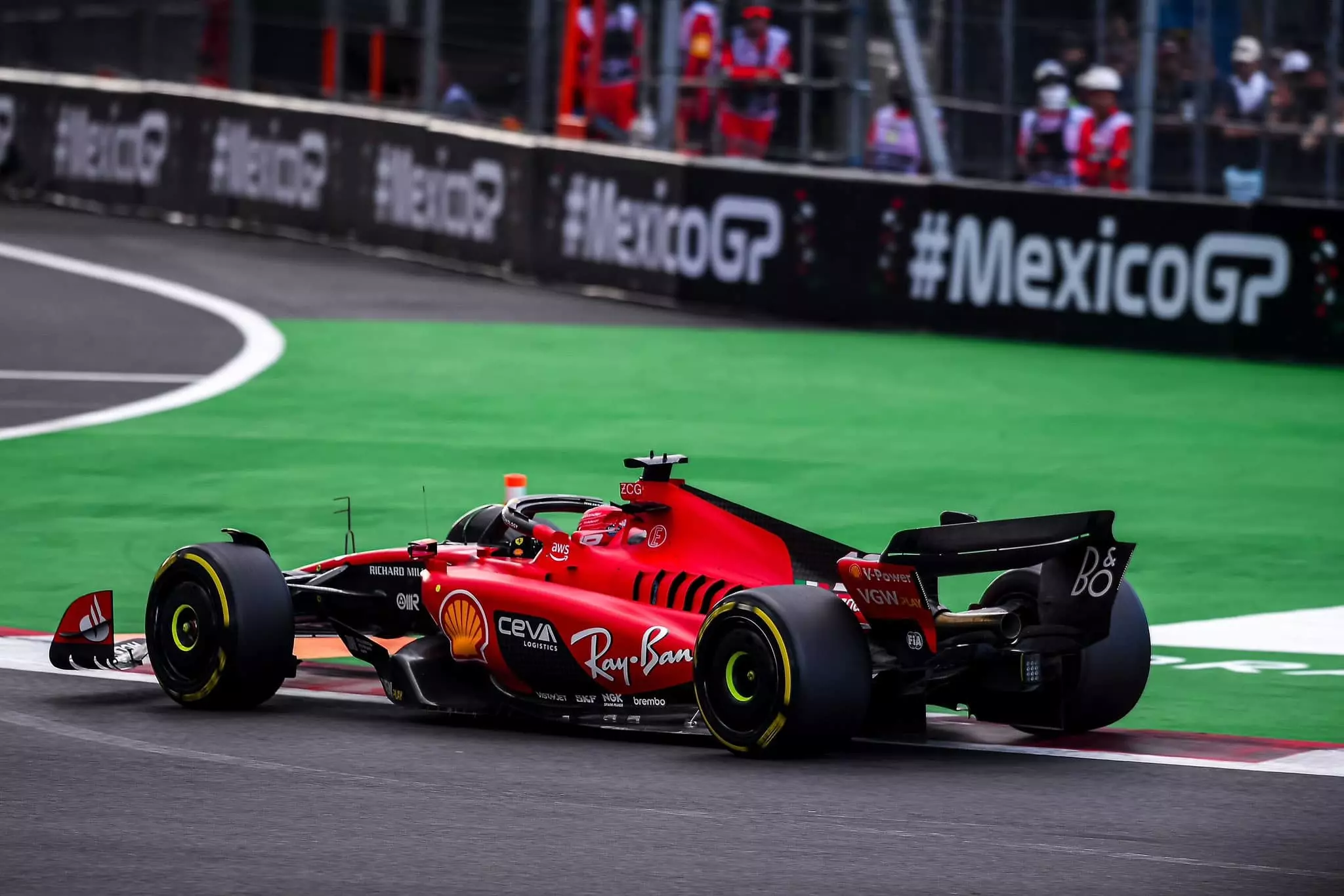 La Ferrari di Charles Leclerc in pista nelle FP2 del Messico
