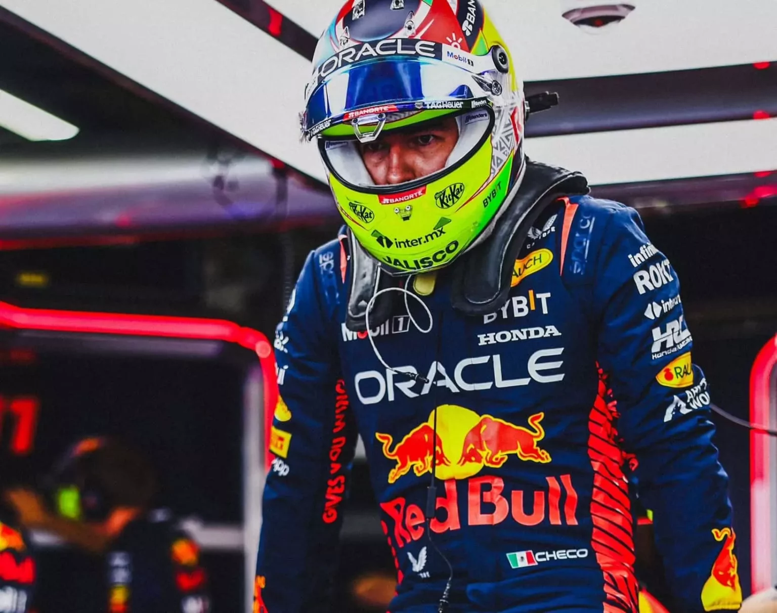 Sergio Perez pronto a entrare nella sua RB19