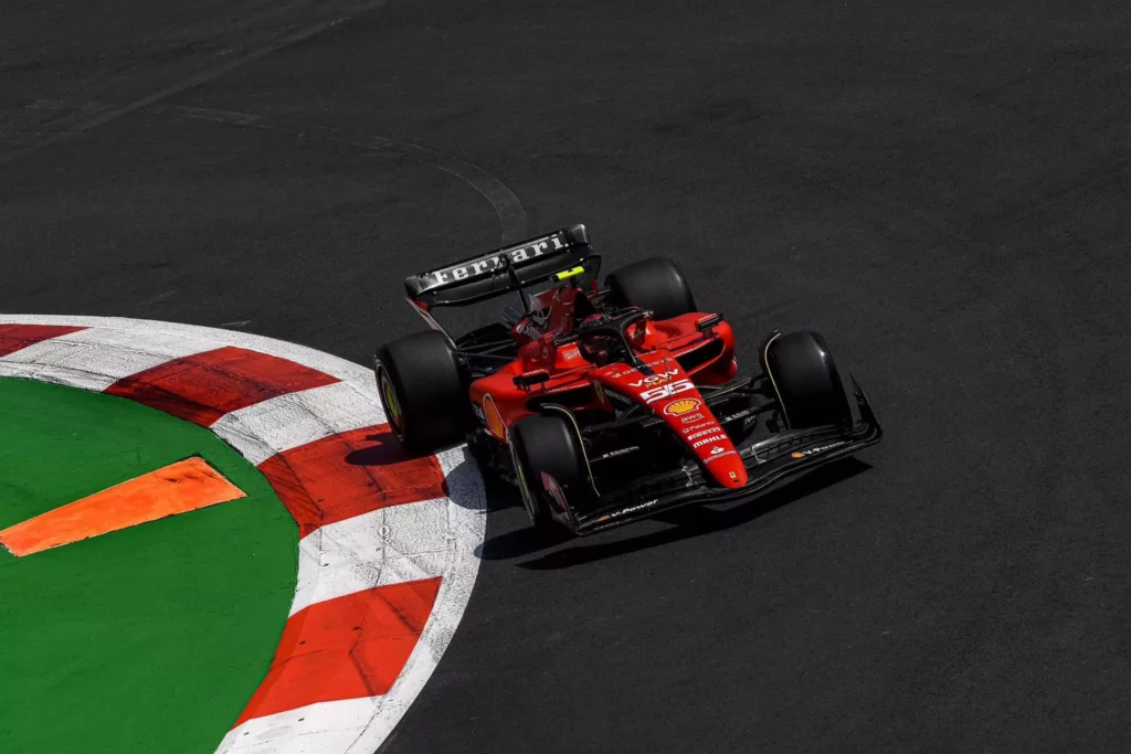 Carlos Sainz in pista durante le FP2 del Messico