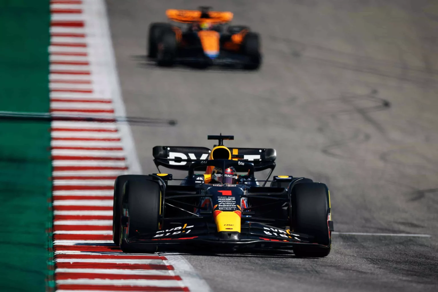 GP USA: vince sempre Verstappen. Disastro strategia per Leclerc La Red Bull di Max Verstappen in pista durante il GP degli USA