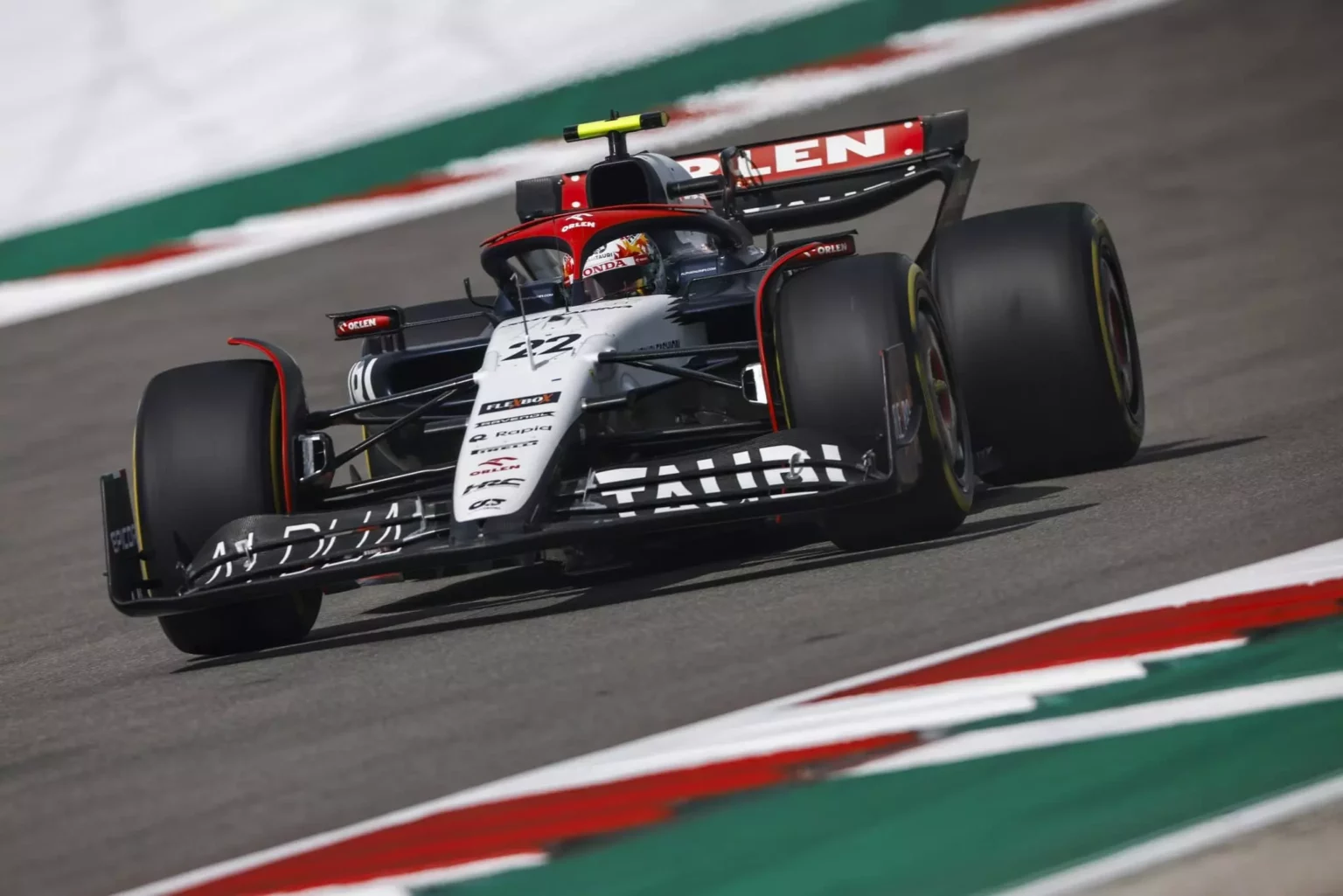 Yuki Tsunoda in pista durante il GP degli USA