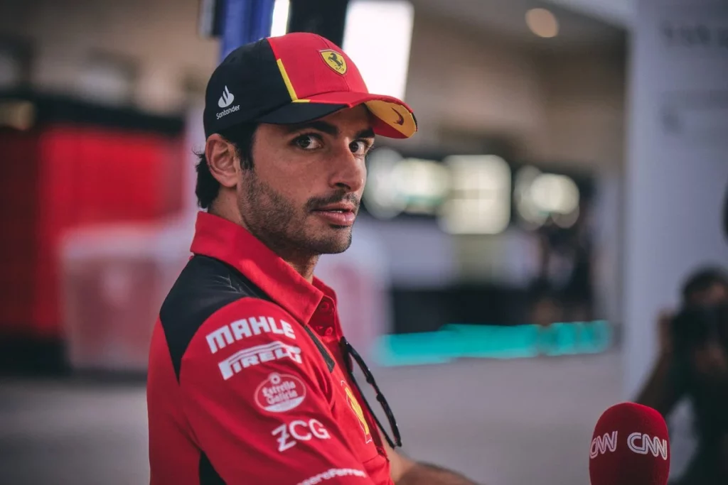 Carlos Sainz si prepara alle dichiarazioni nella conferenza a Lusail