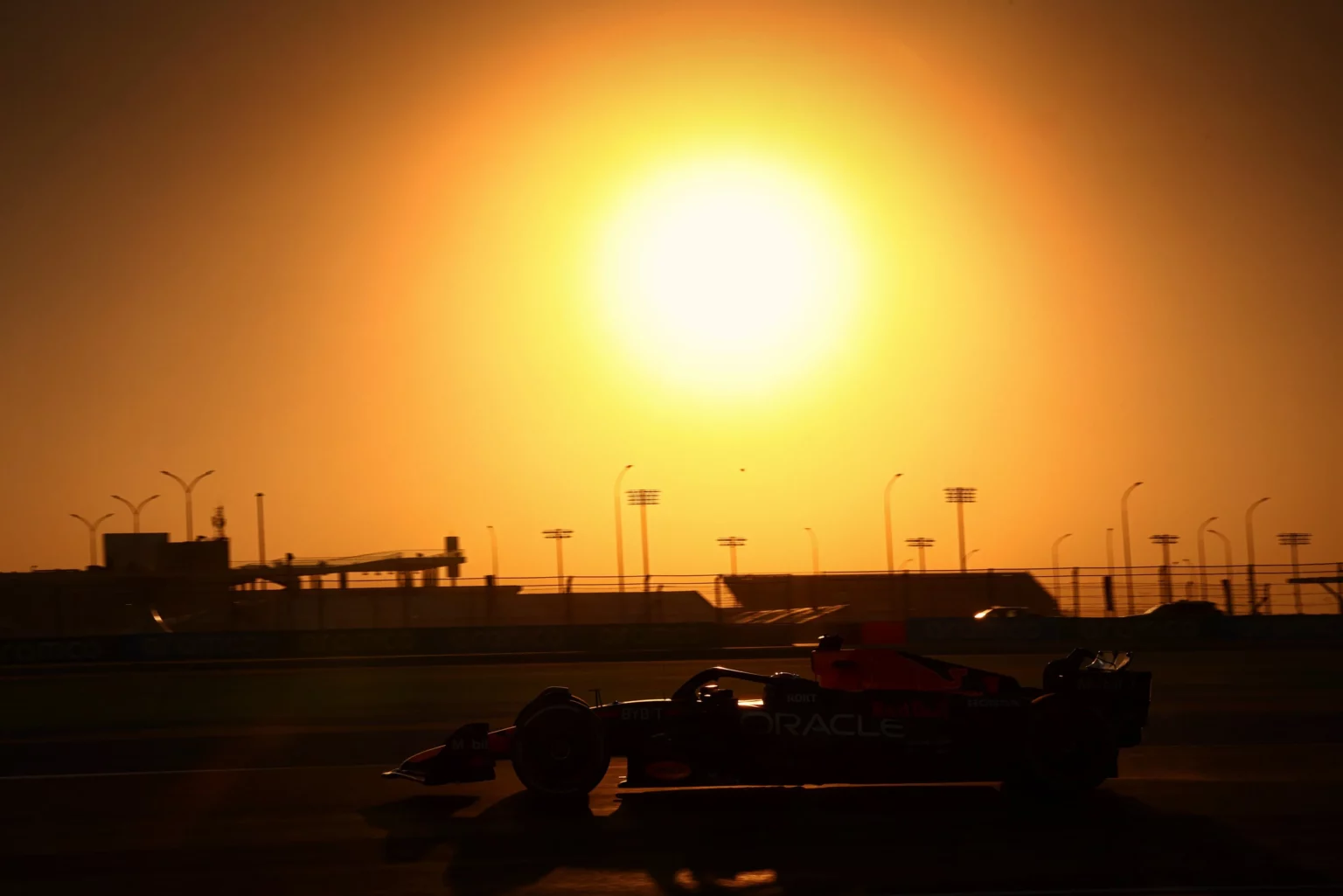 Verstappen al tramonto durante le prove libere