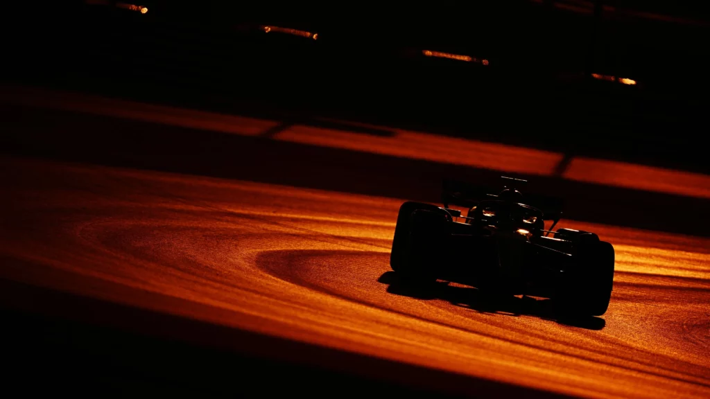 Lewis Hamilton che guida al tramonto