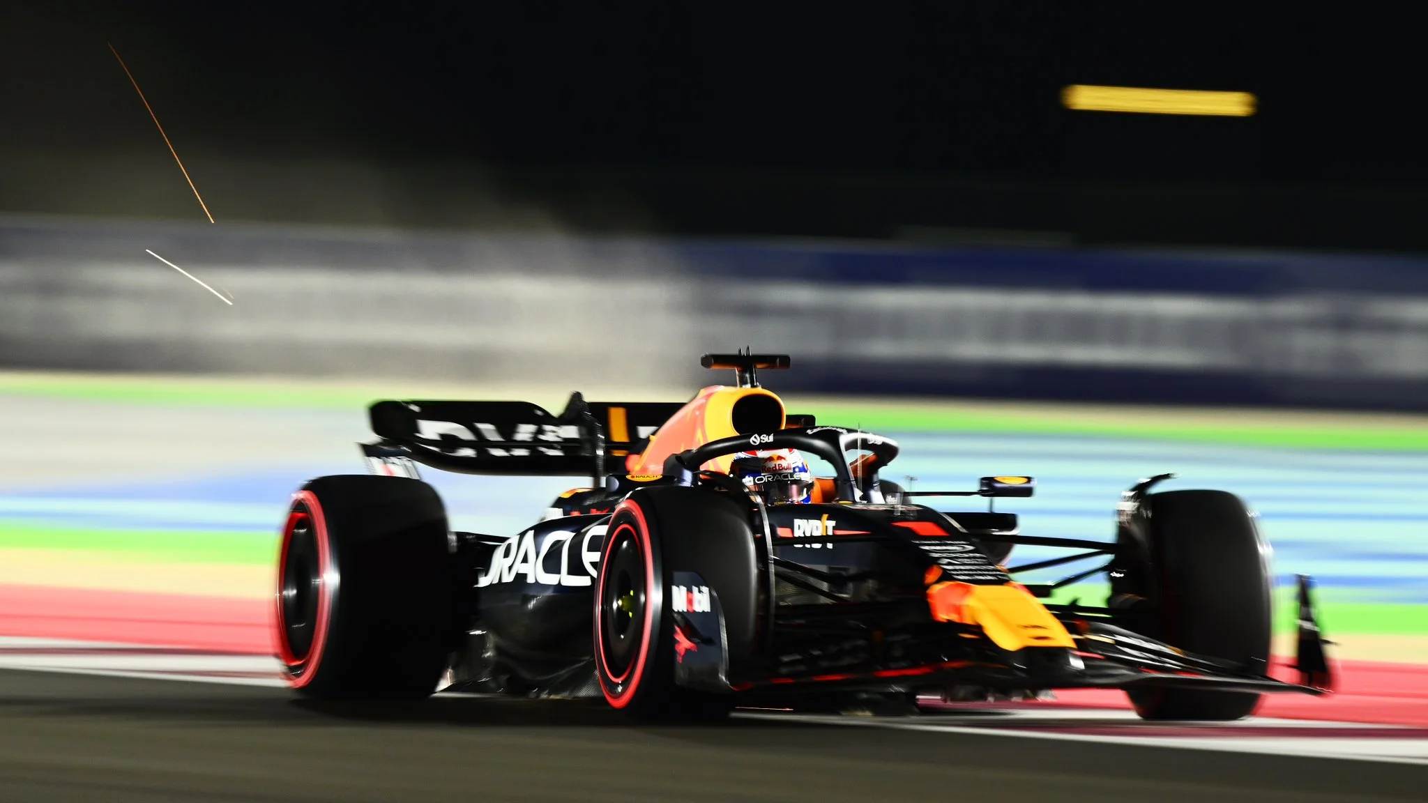 Verstappen in azione in Qatar, prima di diventare campione del mondo per la terza volta.