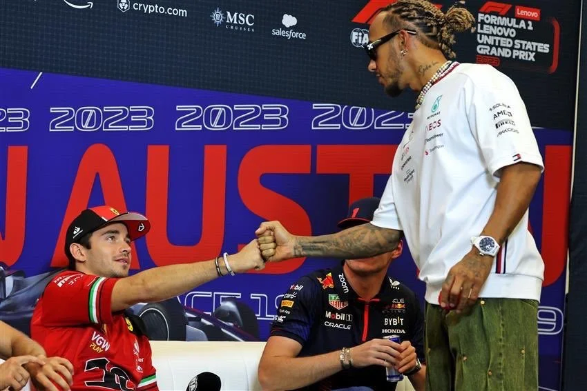 Hamilton e Leclerc durante la conferenza stampa