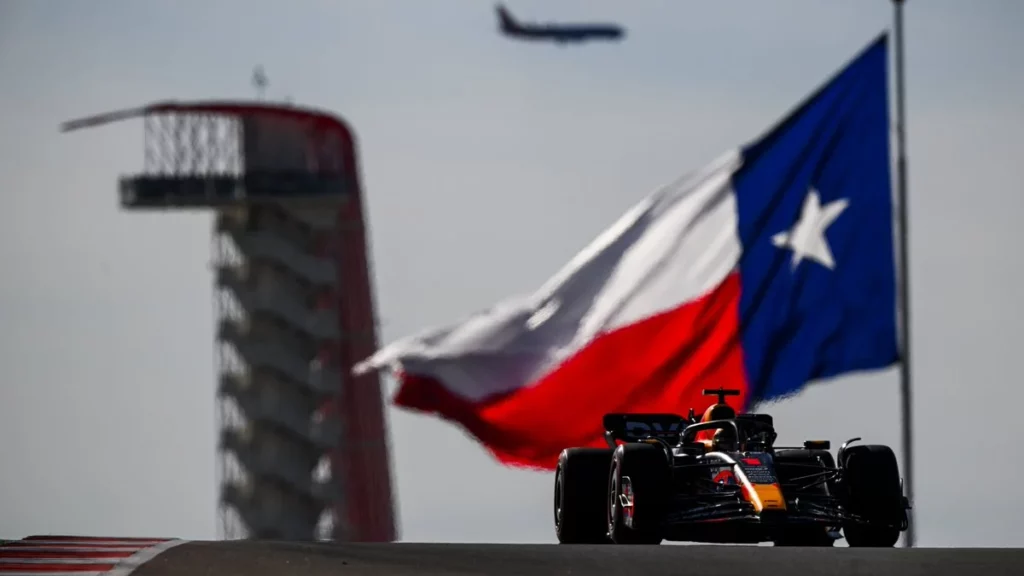 Max Verstappen in pista ad Austin durante le qualifiche