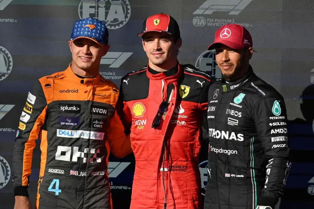 Leclerc sorride: “Ottimo lavoro ma la Pole non basta” Charles Leclerc posa con Norris e Hamilton dopo le qualifiche ad Austin
