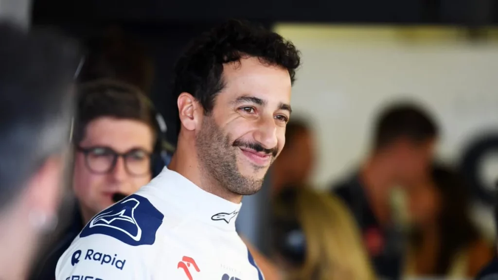 Daniel Ricciardo sorride dopo il Gran Premio del Messico