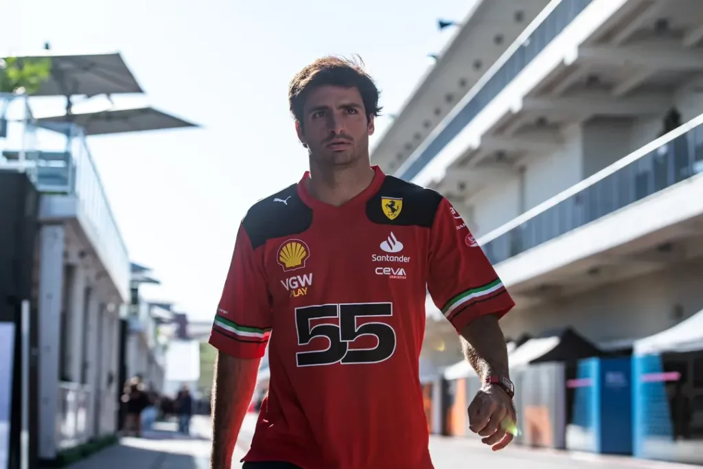 Carlos Sainz passeggia nel paddock ad Austin