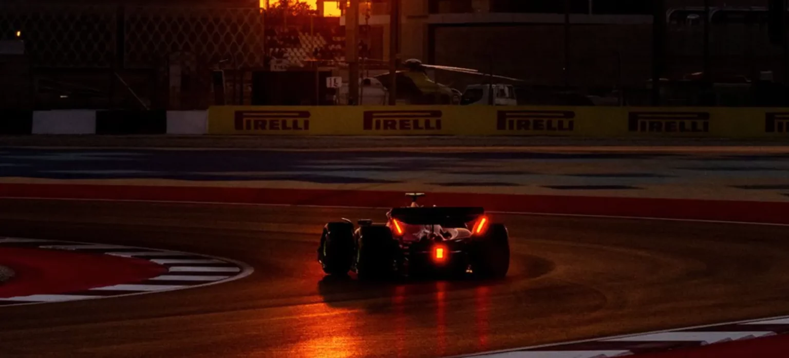 Una Ferrari SF-23 in pista nel tramonto di Losail - finiti gli aggiornamenti