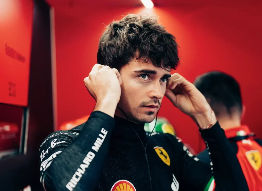 Leclerc nel box Ferrari