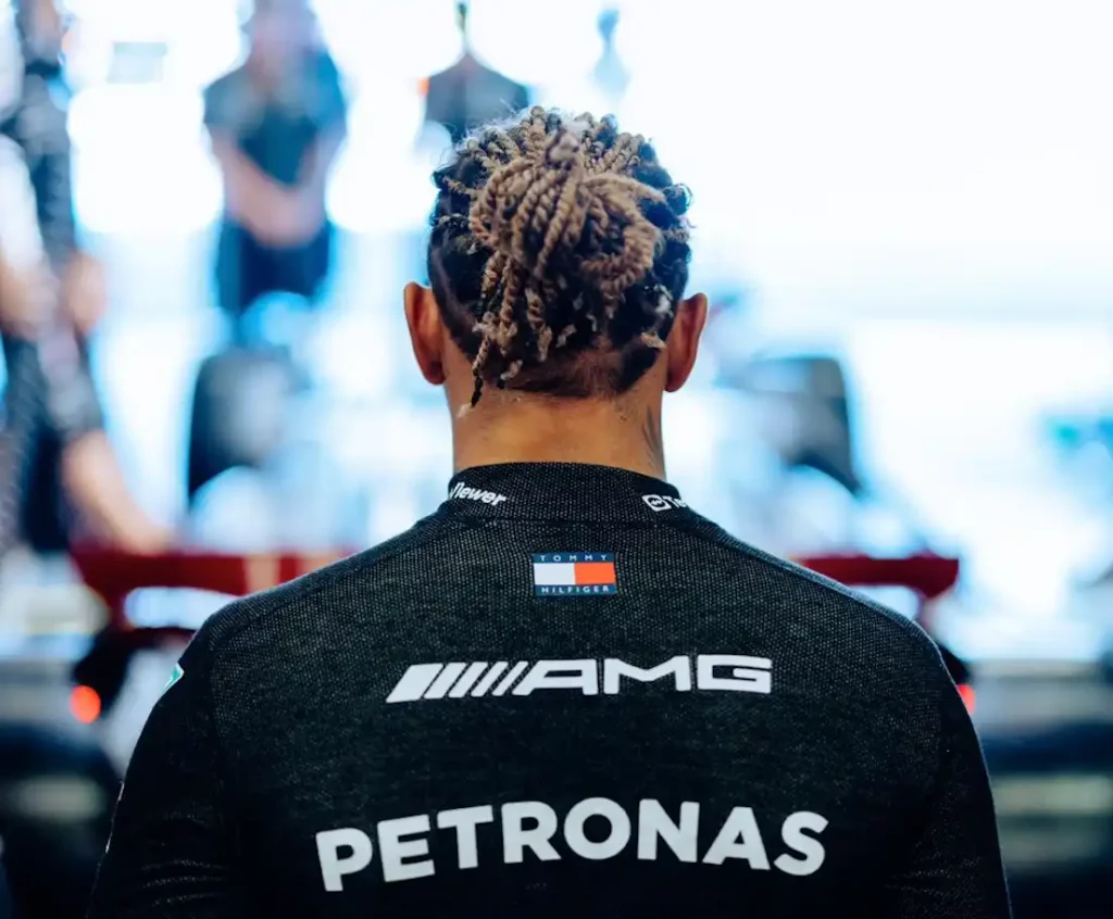 Lewis Hamilton nei box Mercedes