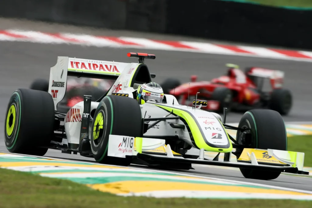 La monoposto Brawn GP in pista durante la stagione di Formula 1 del 2009