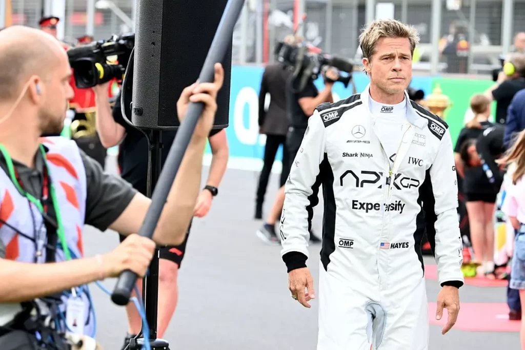 Brad Pitt durante le riprese del film sulla F1 prodotto da Apple