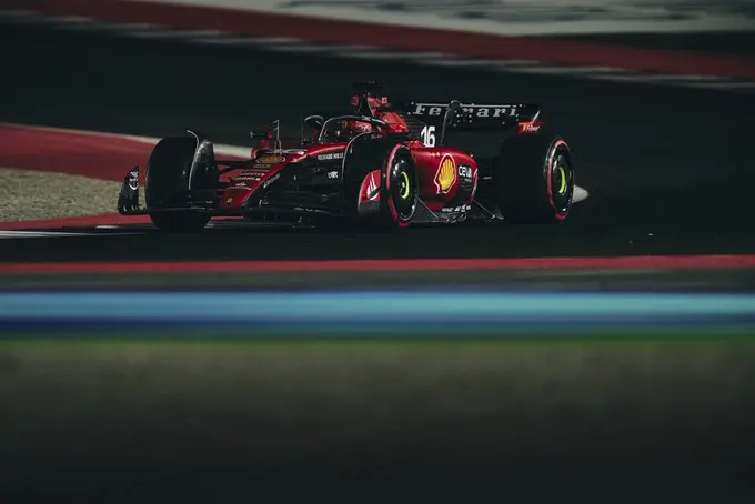 Charles Leclerc in pista a Losail durante la Sprint Race