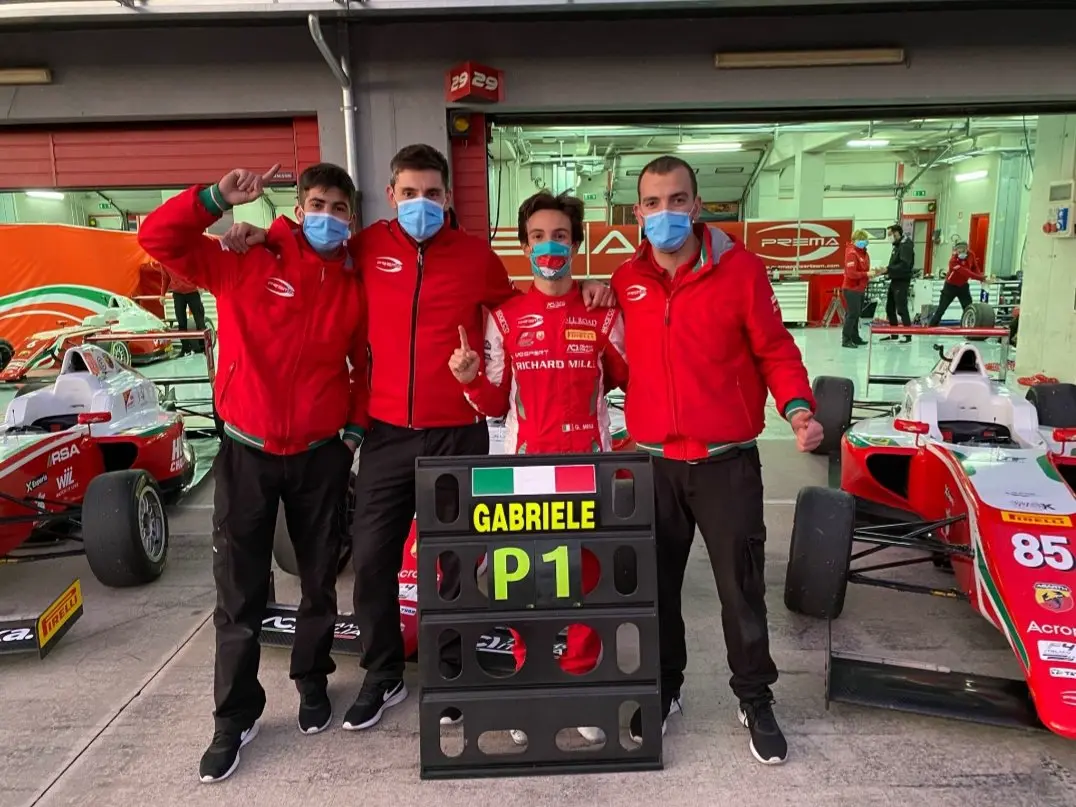 Gabriele Minì festeggia con Prema la vittoria del campionato italiano di F4 nel 2020