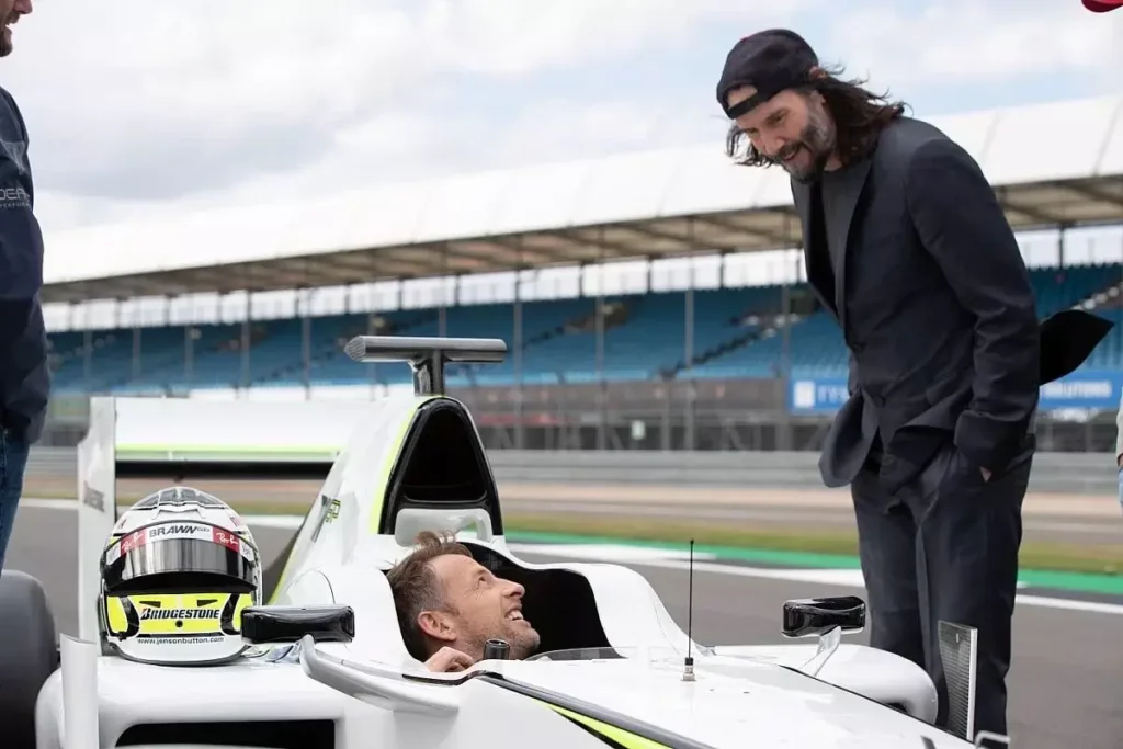 Jenson Button e Keanu Reeves durante le riprese della docuserie di DIsney+