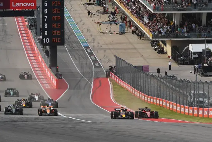 Tentativo di sorpasso da parte di Leclerc su Verstappen al primo giro della Sprint di Austin