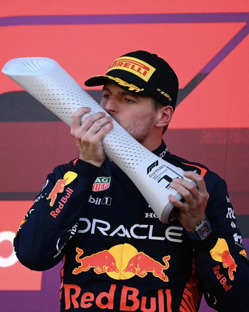 Max Verstappen bacia il trofeo dopo aver vinto il gran premio del Giappone